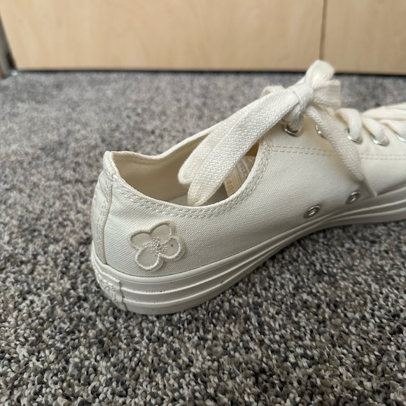 White lace up converse with flower detailing - Picture 4 of 5